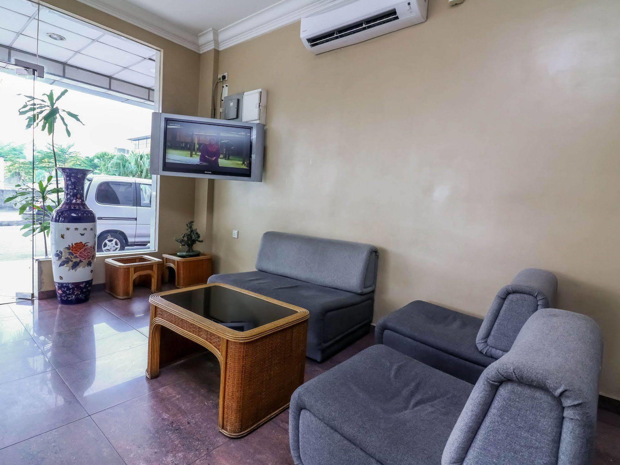 Oyo 447 Comfort Hotel Meru Кланг Экстерьер фото