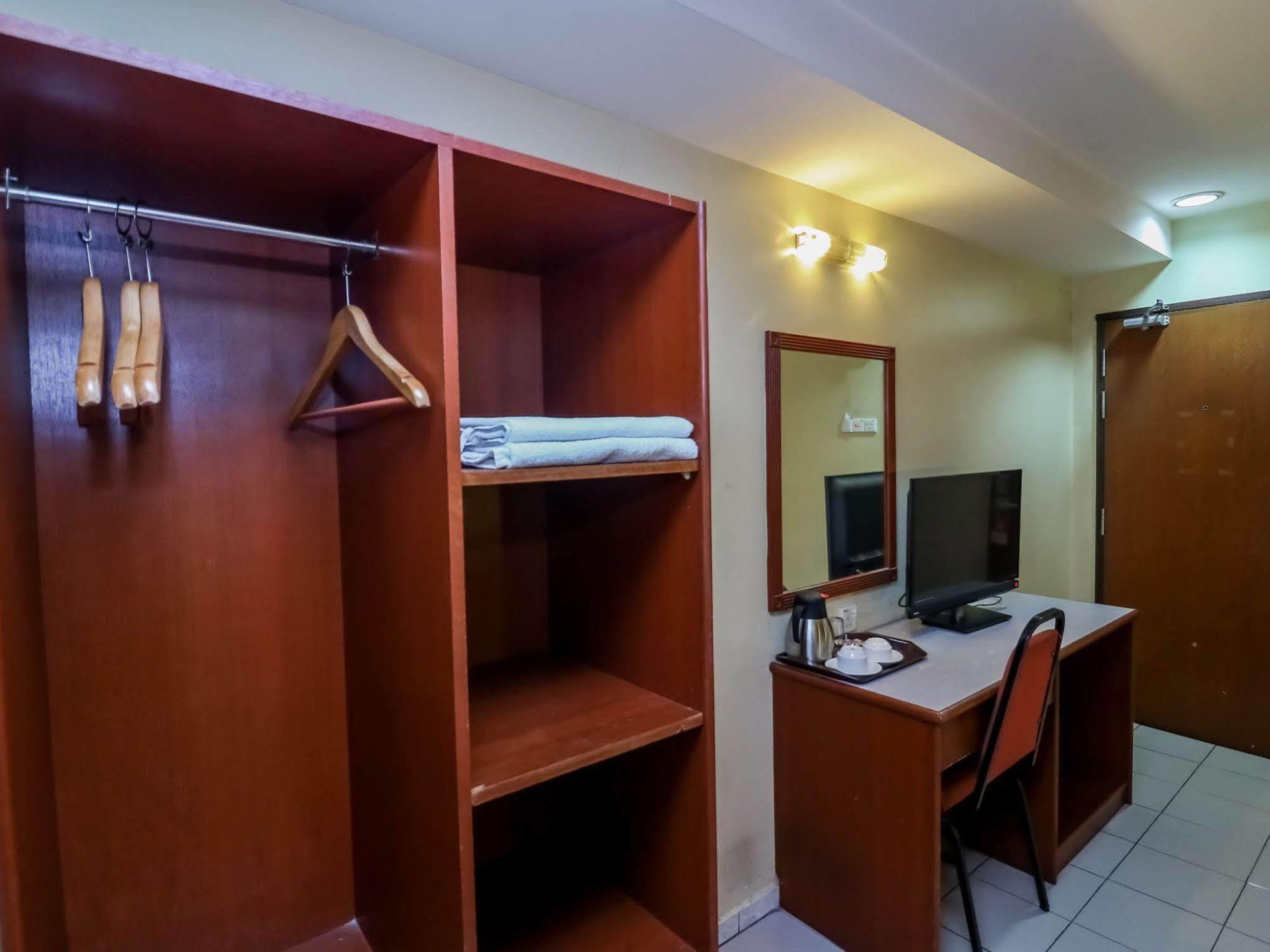 Oyo 447 Comfort Hotel Meru Кланг Экстерьер фото
