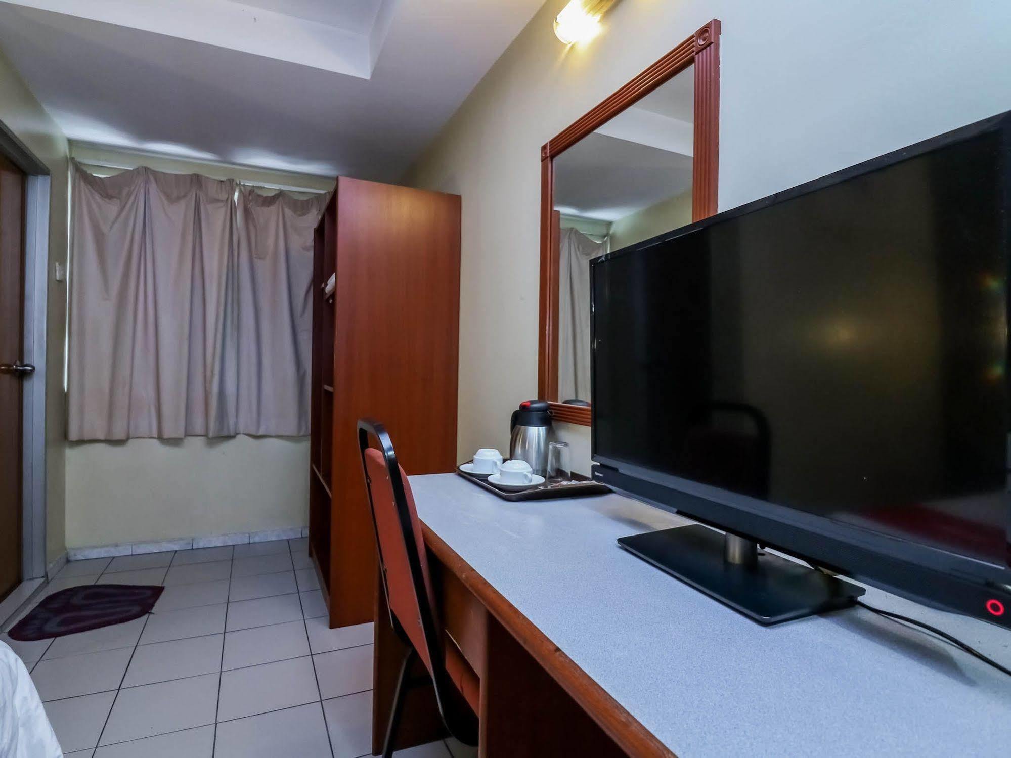 Oyo 447 Comfort Hotel Meru Кланг Экстерьер фото