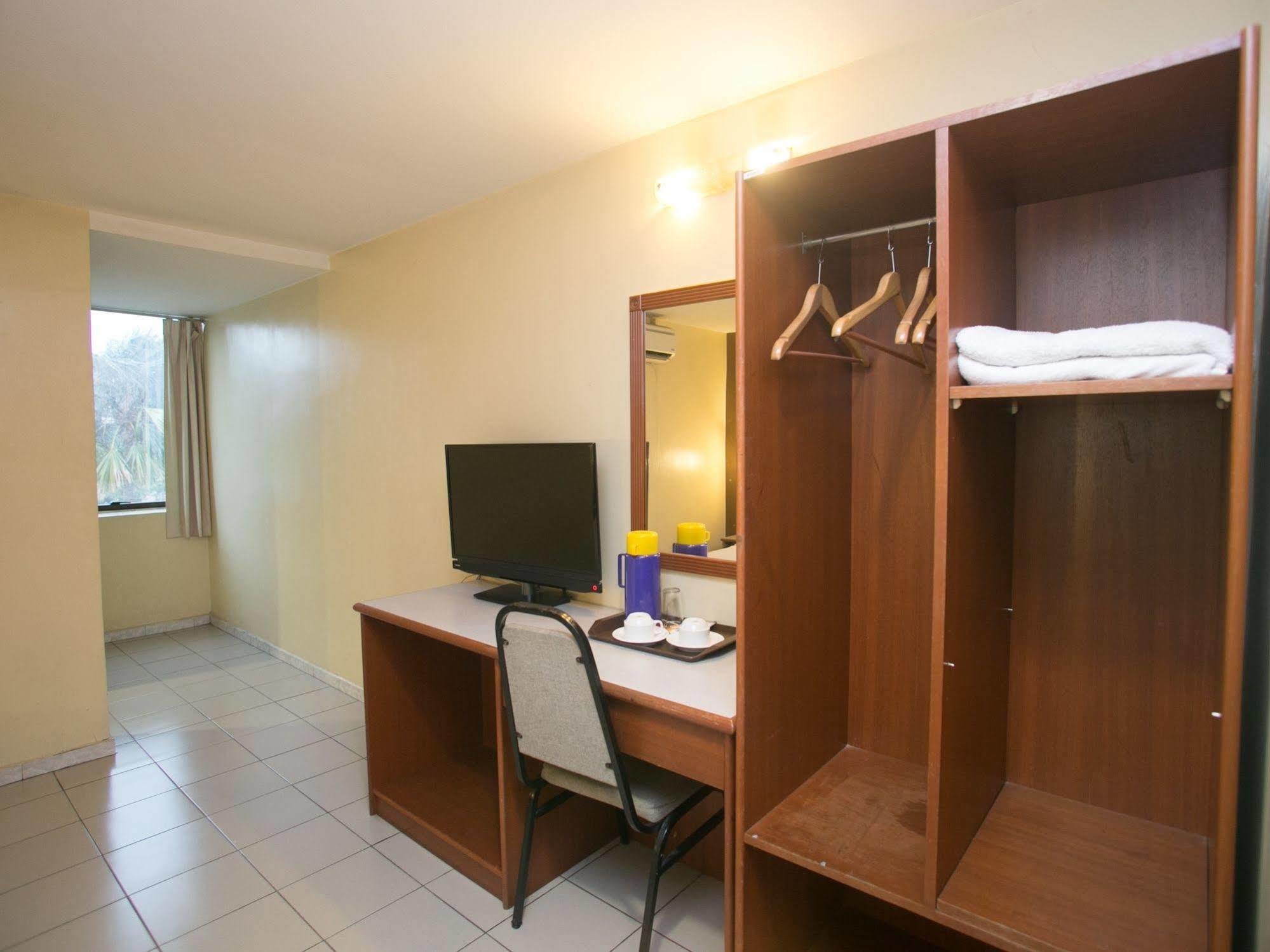 Oyo 447 Comfort Hotel Meru Кланг Экстерьер фото