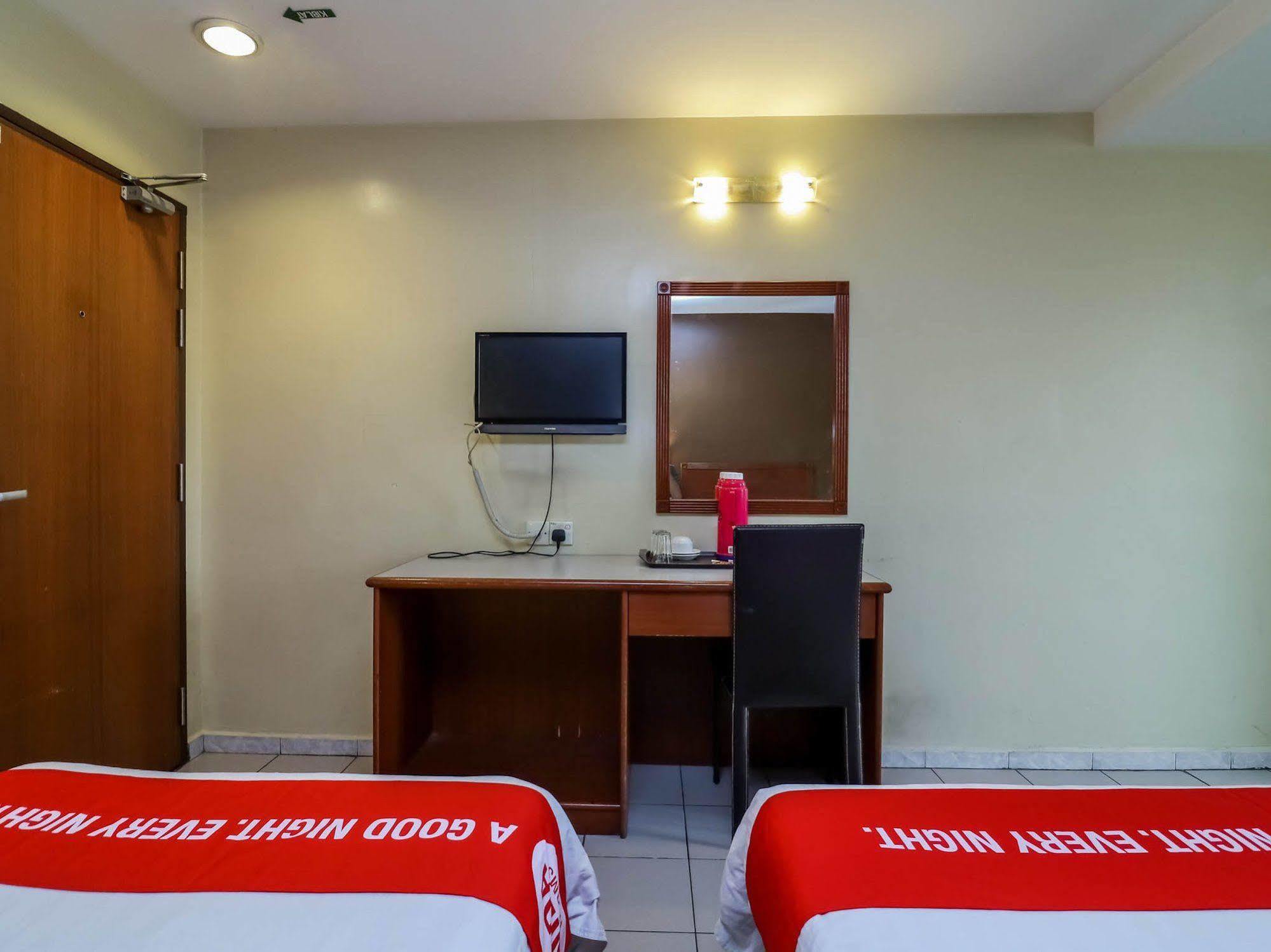 Oyo 447 Comfort Hotel Meru Кланг Экстерьер фото