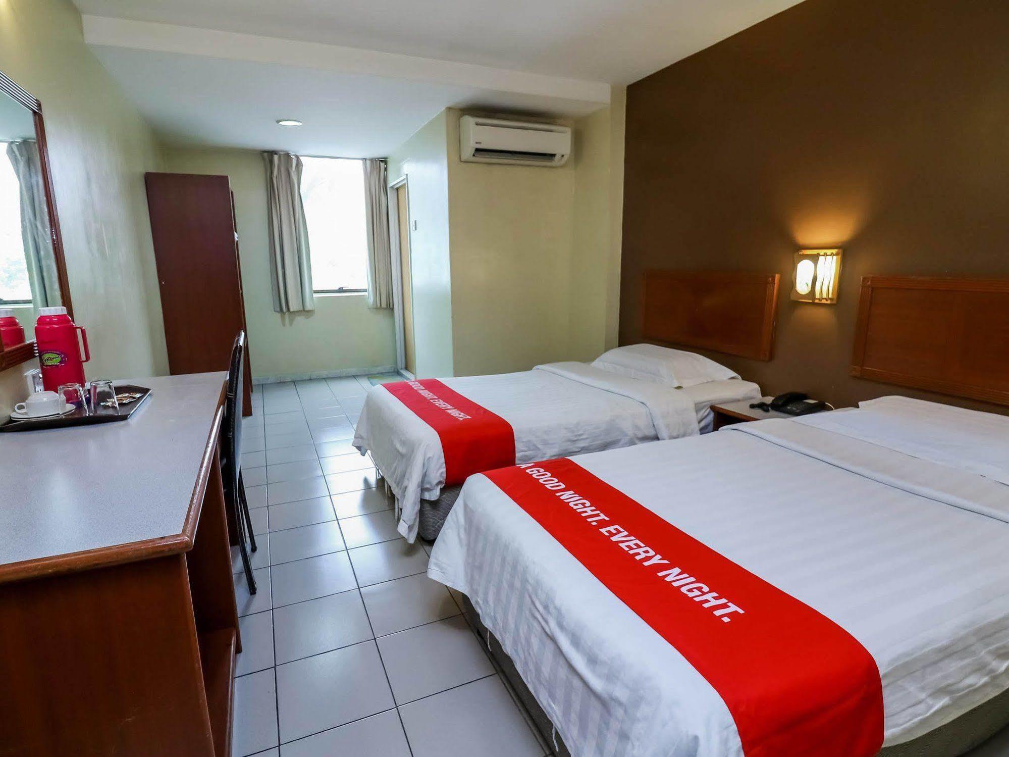 Oyo 447 Comfort Hotel Meru Кланг Экстерьер фото