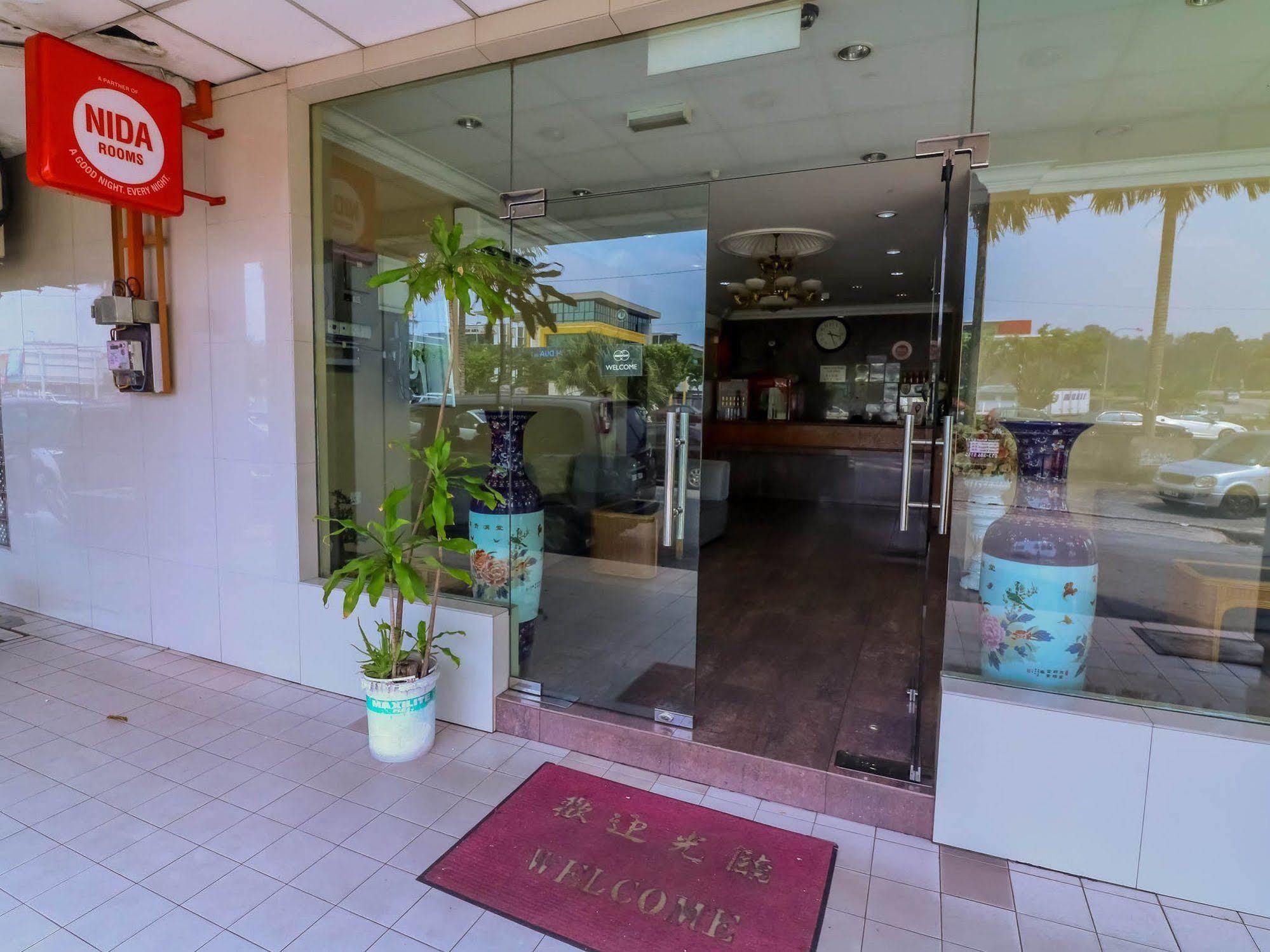 Oyo 447 Comfort Hotel Meru Кланг Экстерьер фото
